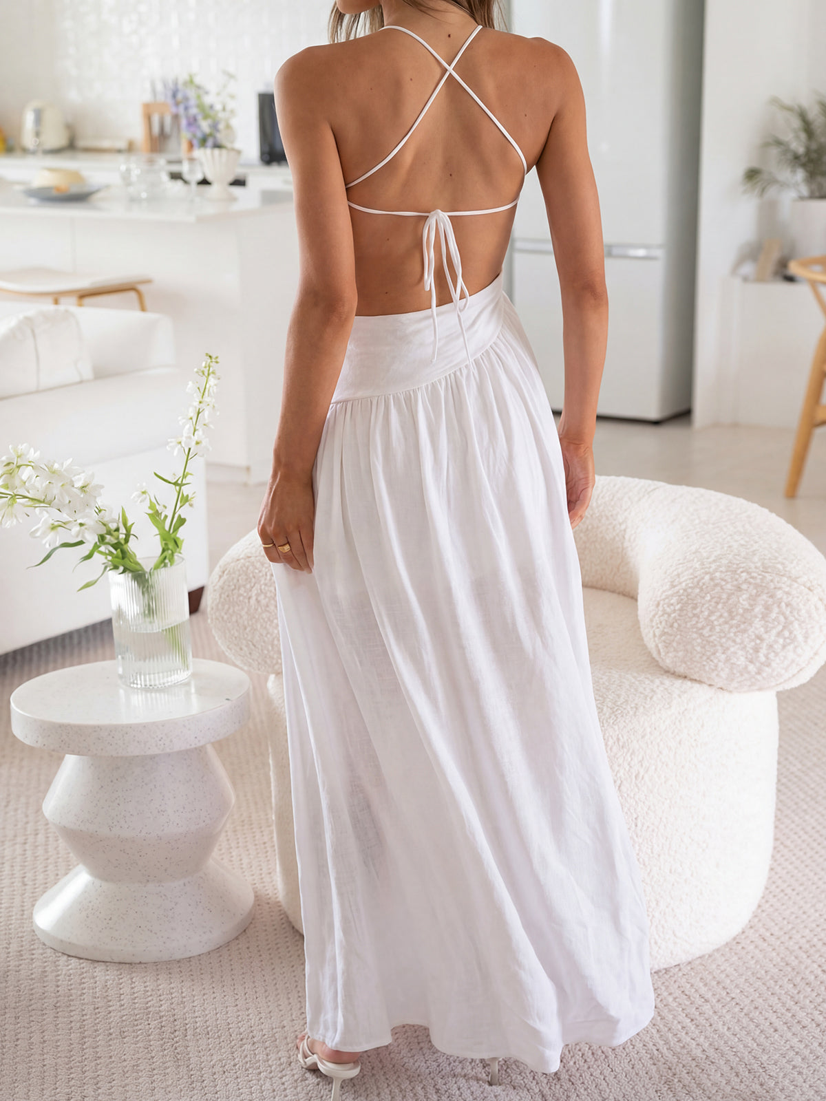 Asymmetrisches Cutout-Trägerkleid mit Raffungen, hohem Schlitz und gebundenem Rückenteil