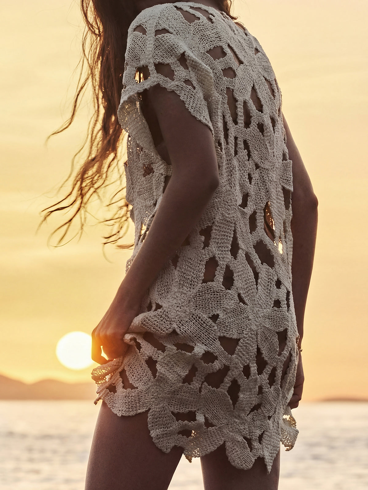 Asymmetrisches florales Häkelstrick-Strandkleid