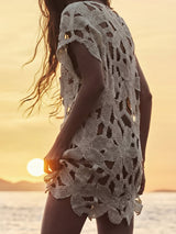Asymmetrisches florales Häkelstrick-Strandkleid