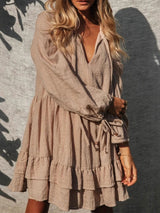 Boho Mini-Kleid mit Bindekragen, Stufenrock, Ballonärmeln und Rüschen für den Urlaub