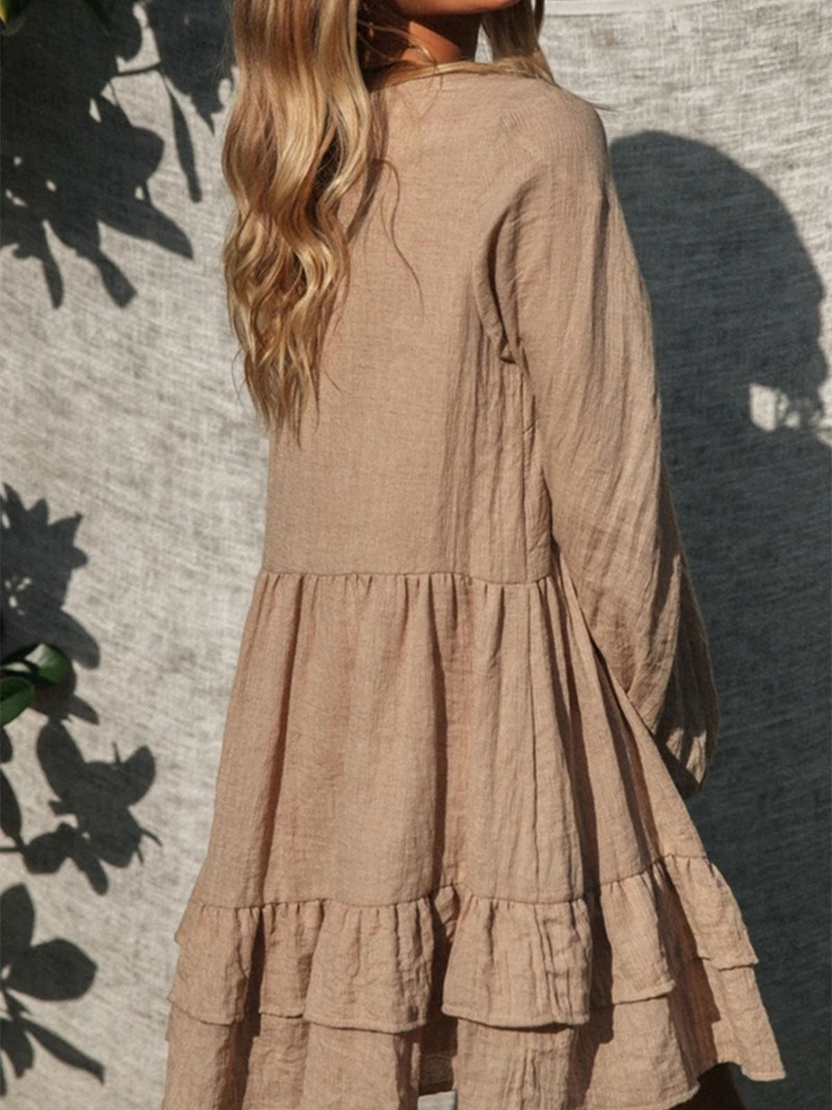 Boho Mini-Kleid mit Bindekragen, Stufenrock, Ballonärmeln und Rüschen für den Urlaub