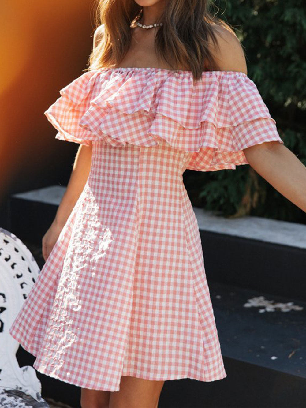 Süßes, mehrlagiges Rüschen-Off-Shoulder A-Linien Resort Gingham Minikleid