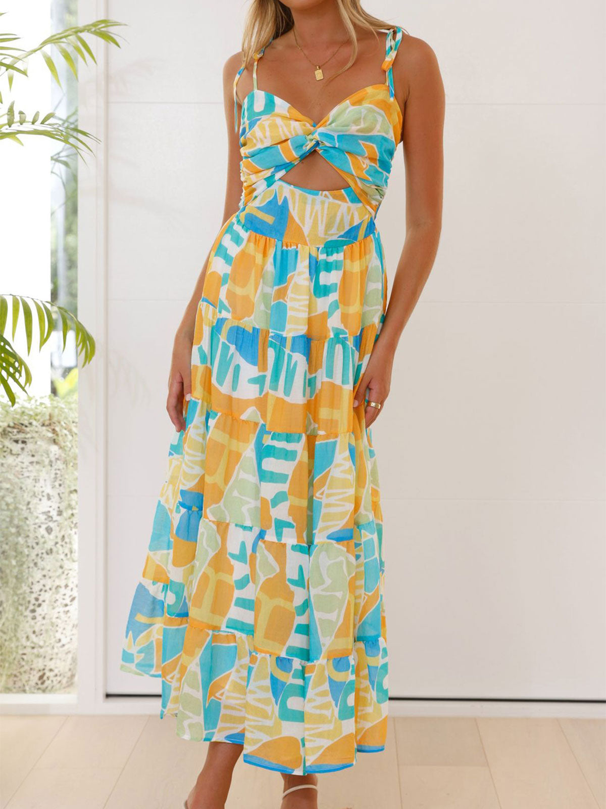 Midikleid mit geometrischem Print, Twist-Ausschnitt, Resort-Rüschen und Stufenrock