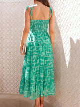 Midikleid mit geometrischem Print, Twist-Ausschnitt, Resort-Rüschen und Stufenrock