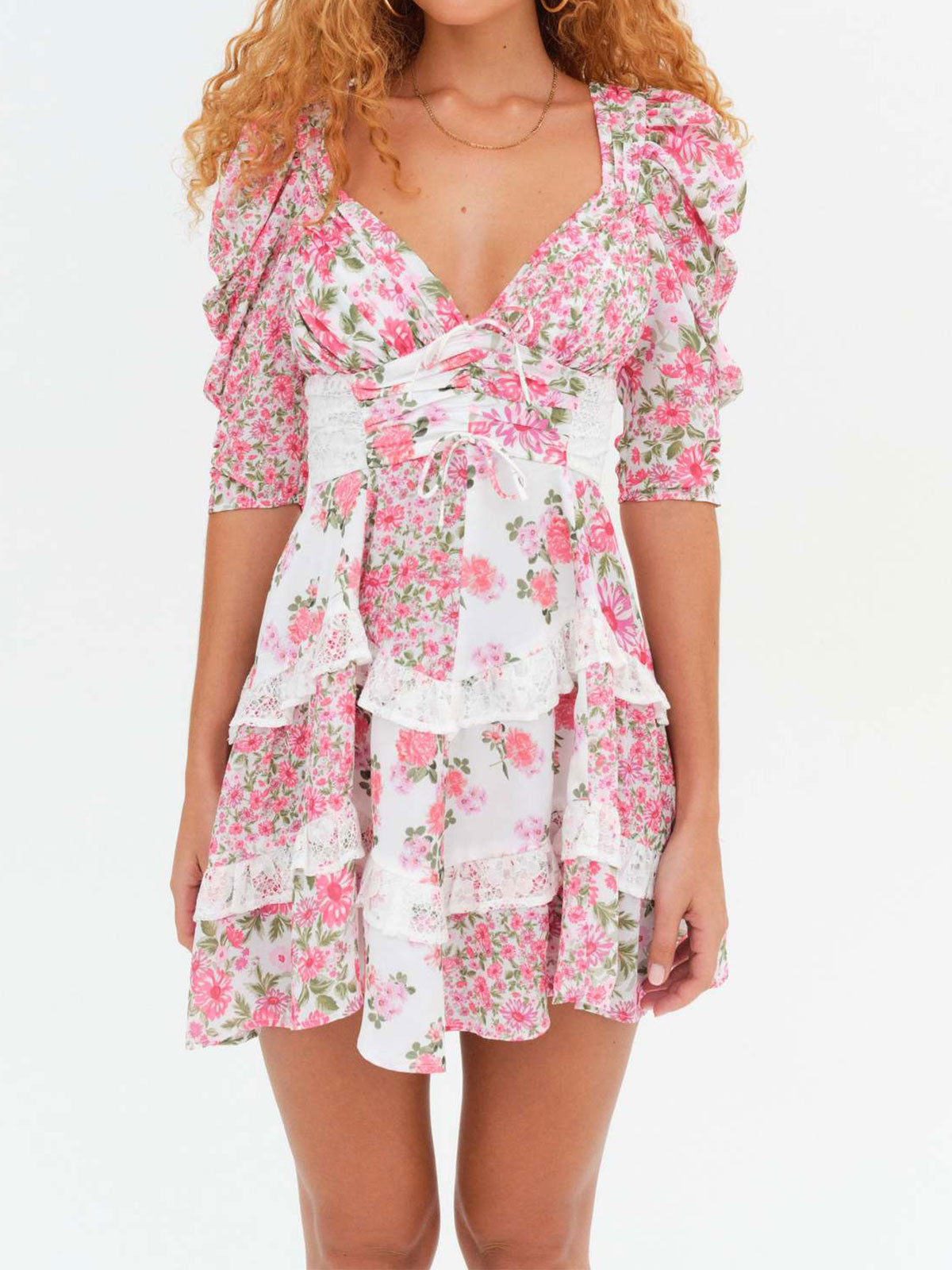 Geblümtes, plissiertes Mini-Kleid mit V-Ausschnitt, Spitze, Rüschen und Puffärmeln