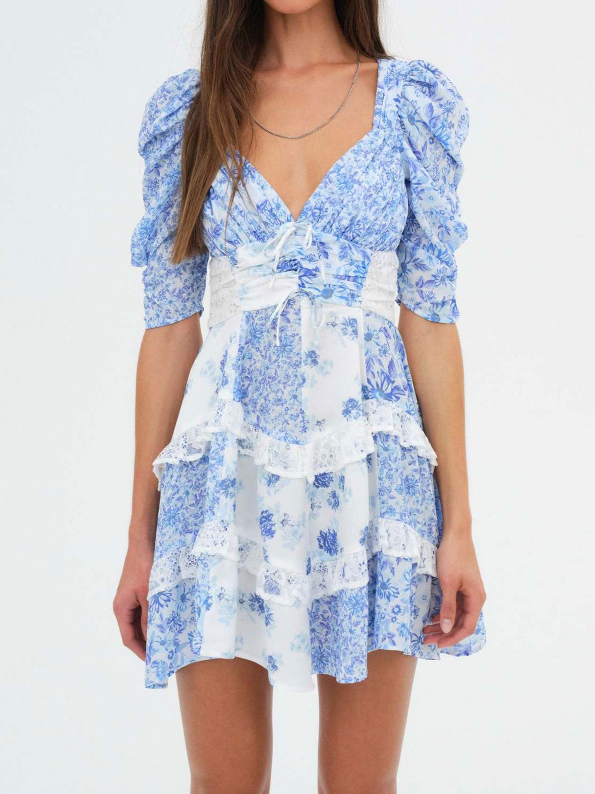 Geblümtes, plissiertes Mini-Kleid mit V-Ausschnitt, Spitze, Rüschen und Puffärmeln