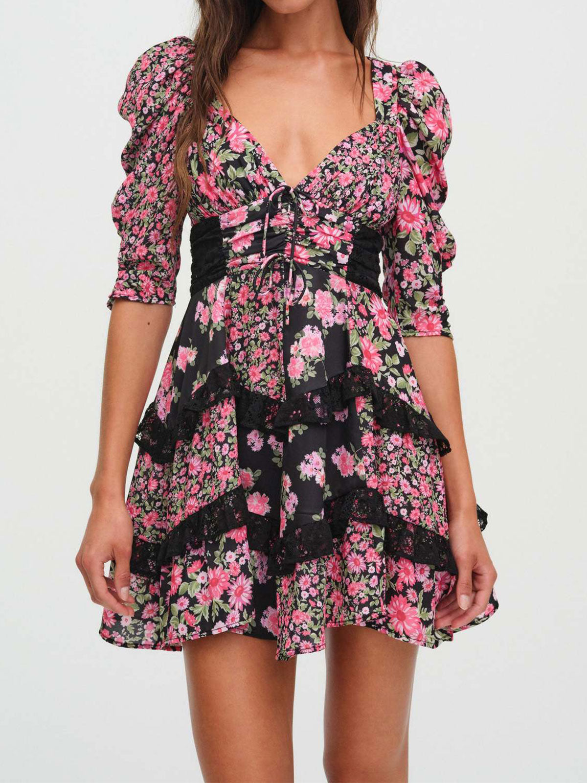 Geblümtes, plissiertes Mini-Kleid mit V-Ausschnitt, Spitze, Rüschen und Puffärmeln