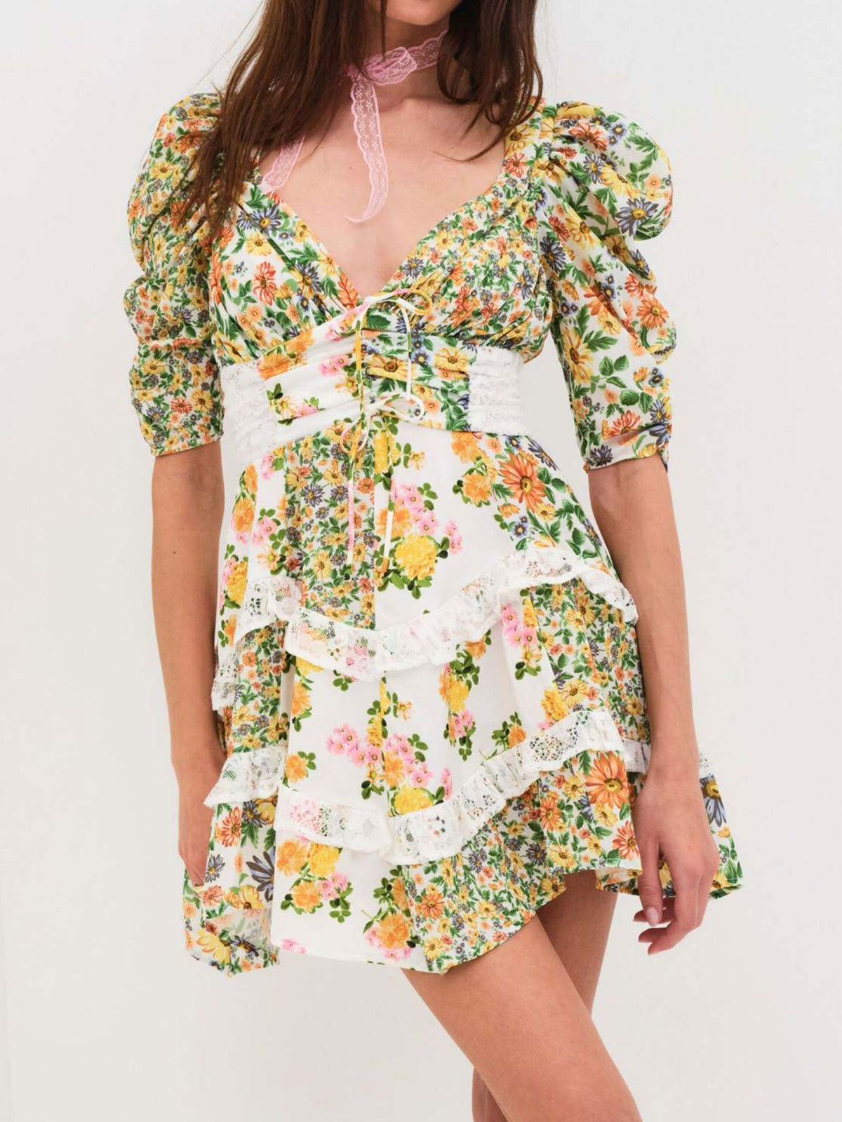 Geblümtes, plissiertes Mini-Kleid mit V-Ausschnitt, Spitze, Rüschen und Puffärmeln