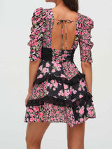 Geblümtes, plissiertes Mini-Kleid mit V-Ausschnitt, Spitze, Rüschen und Puffärmeln