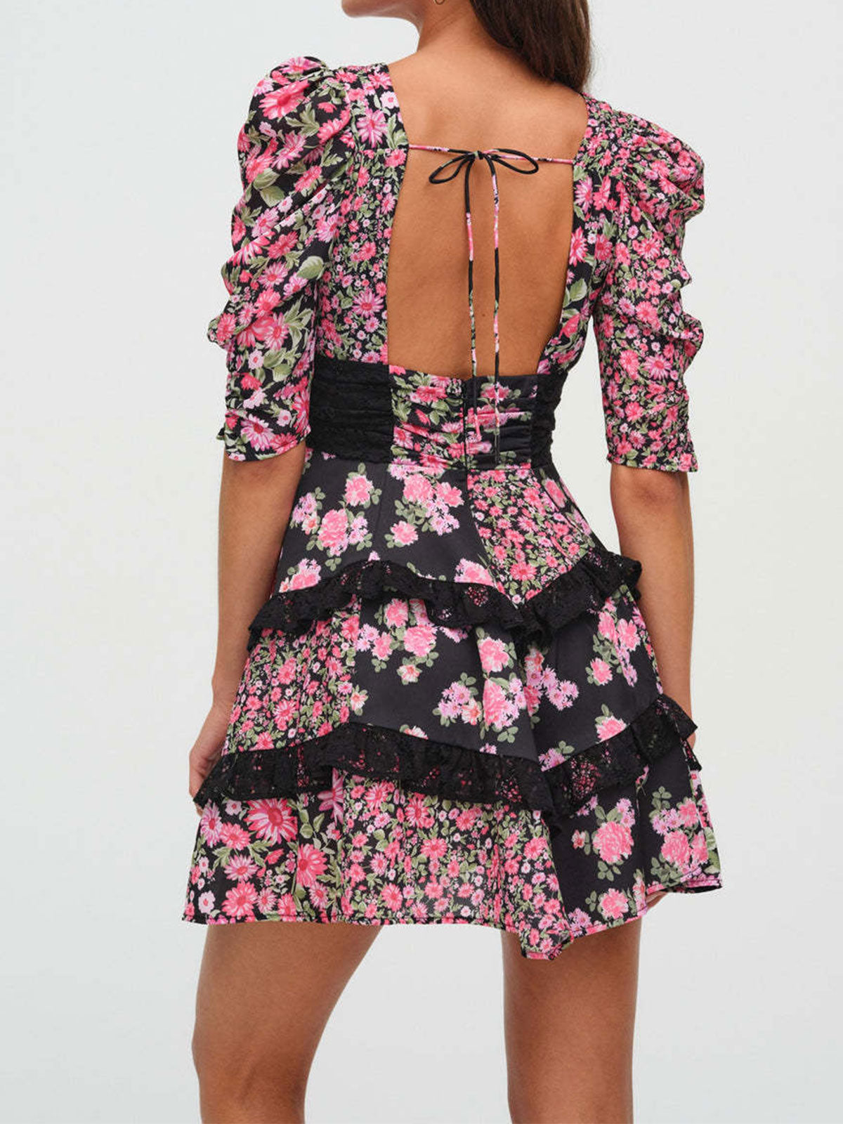 Geblümtes, plissiertes Mini-Kleid mit V-Ausschnitt, Spitze, Rüschen und Puffärmeln