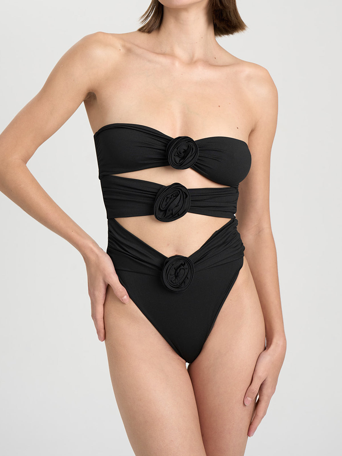 Sexy Bandeau-Badeanzug mit hohem Beinausschnitt, Raffungen und Cut-Outs mit Blumenmuster