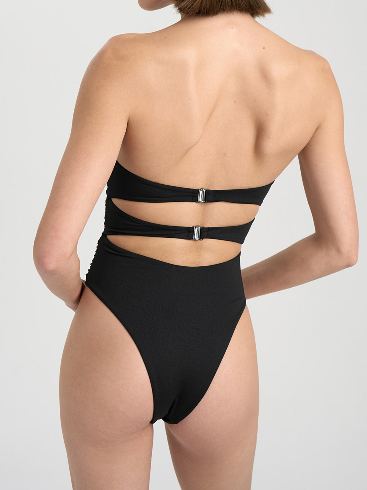 Sexy Bandeau-Badeanzug mit hohem Beinausschnitt, Raffungen und Cut-Outs mit Blumenmuster