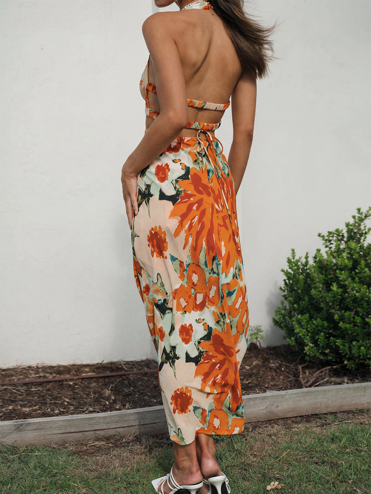 Lebhaftes geblümtes tiefes V-Neck Neckholder-Kleid mit O-Ring und Rückenschnürung, Resort-Cutout, Midi-Länge